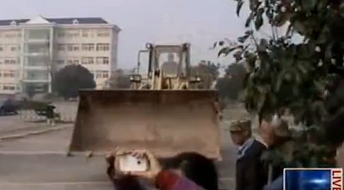 实拍南京暴力抗法铲土车铲翻城管队员