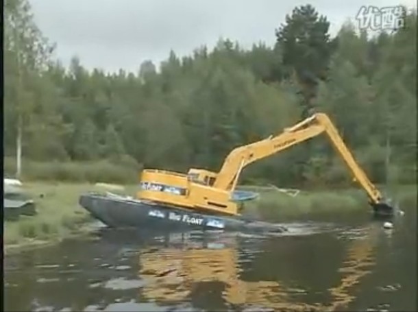 视频：水上挖掘机工作