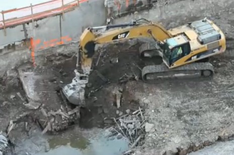 卡特330DL挖掘机在工地现场