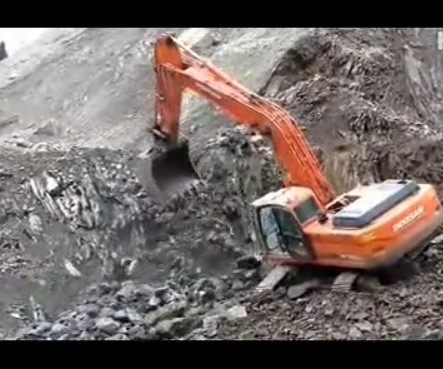 矿山上的斗山挖掘机视频