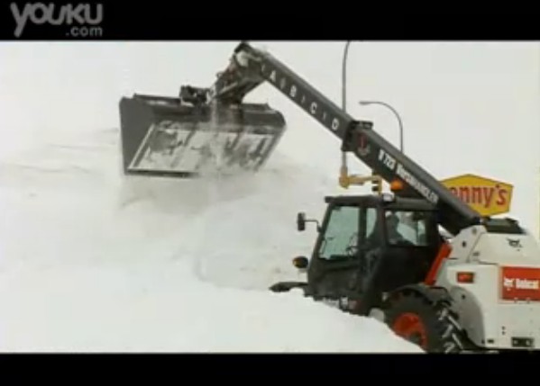 斗山山猫滑移装载机清雪