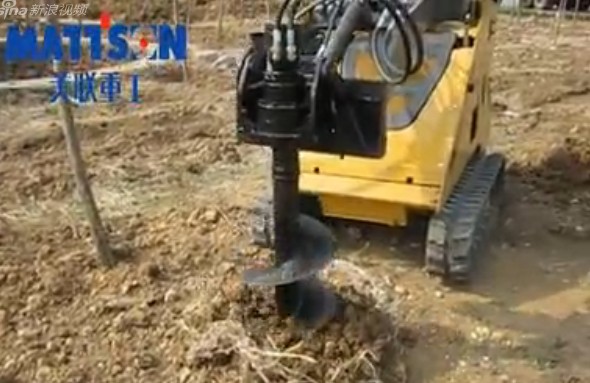 临沂美联重工滑移装载机植树节旋挖钻挖树坑
