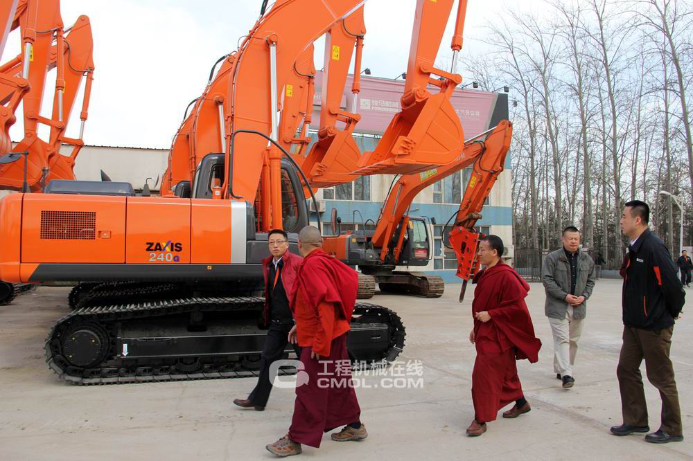 北京骏马集团捐赠挖机仪式13