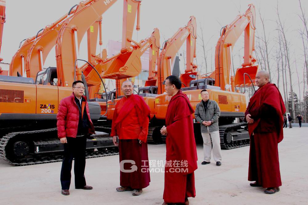 北京骏马集团捐赠挖机仪式15