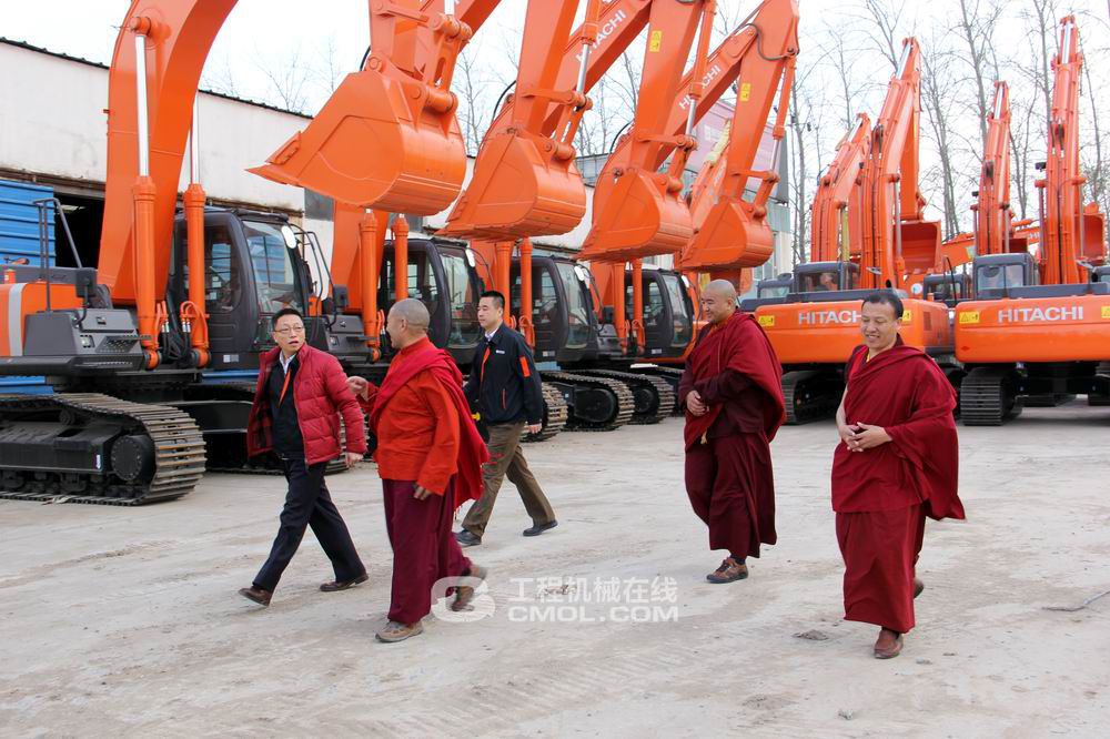 北京骏马集团捐赠挖机仪式16