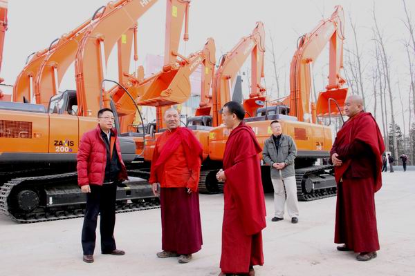 北京骏马集团捐赠挖机仪式
