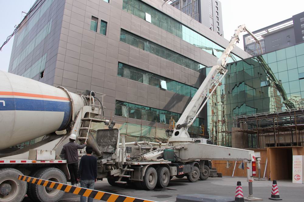 中联52米泵车与雷萨混凝土搅拌车施工现场