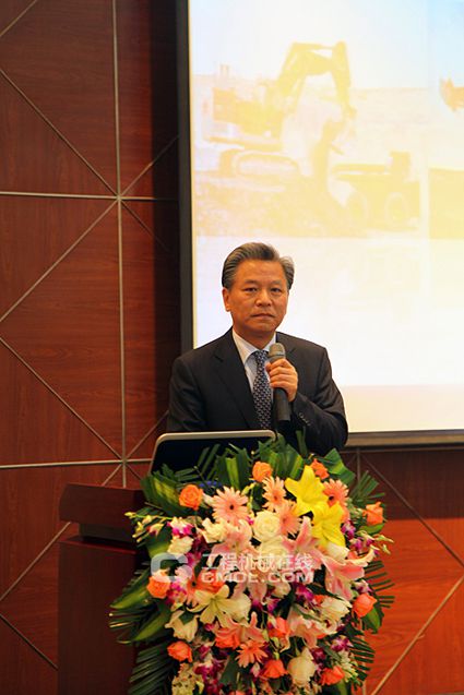 永立建机董事长兼总经理陈守诚对原装日立矿用产品在中国的概况进行说明