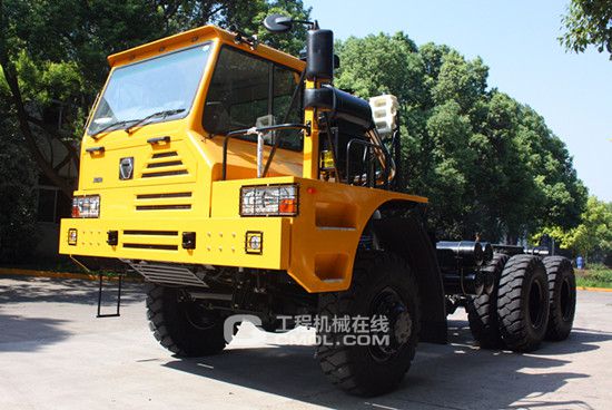 徐工首台右驾全驱矿用自卸车