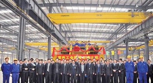 中联渭南工业园第一台推土机成功下线