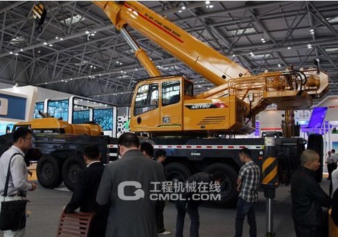 XCT80汽车起重机前围满了观众