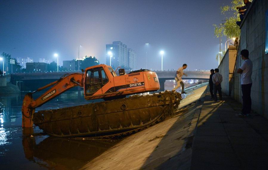 北京一河道斜水下游 挖掘机被淹司机被困