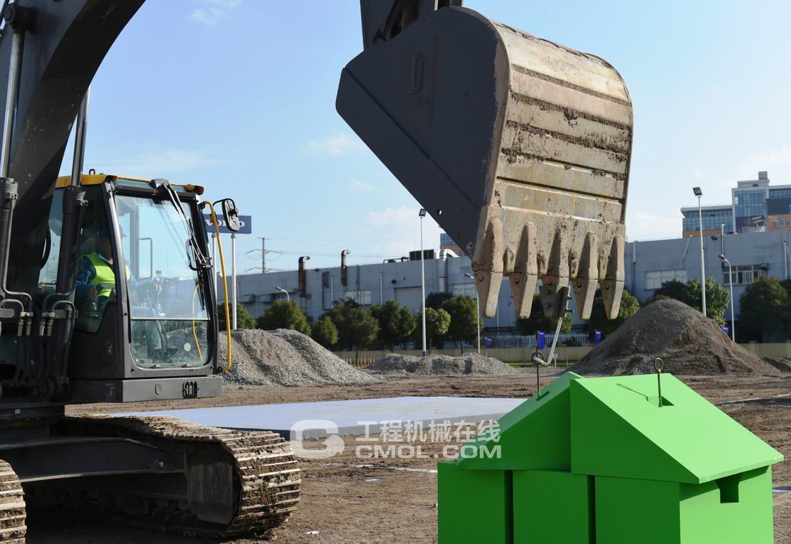 沃尔沃建筑设备冠军争霸赛中“掘”斗士挑战高难度动作
