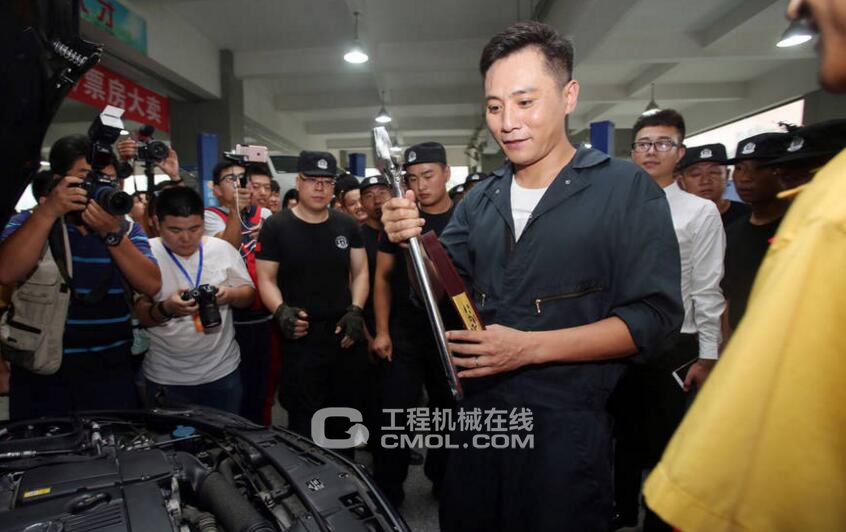 9月6日，影帝劉燁來到山東濟南藍翔技校，宣傳主演電影《追兇者也》。